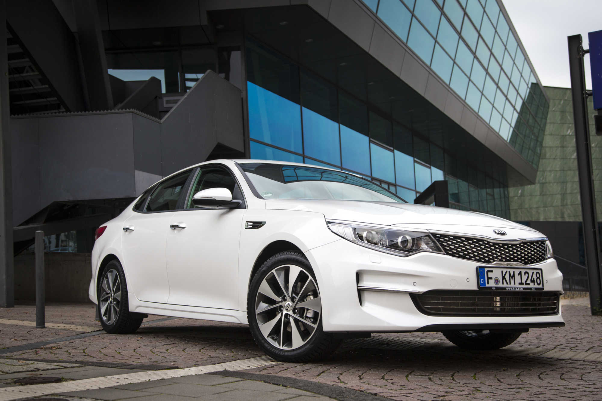 Kia Optima saloon review 