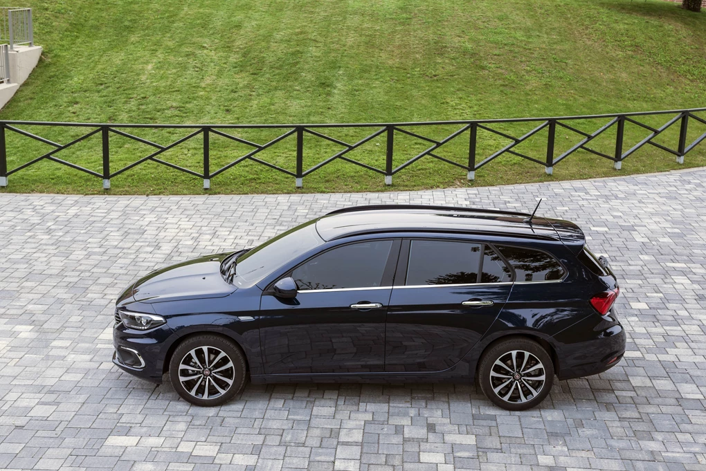 2017 Fiat Tipo Station Wagon Side View