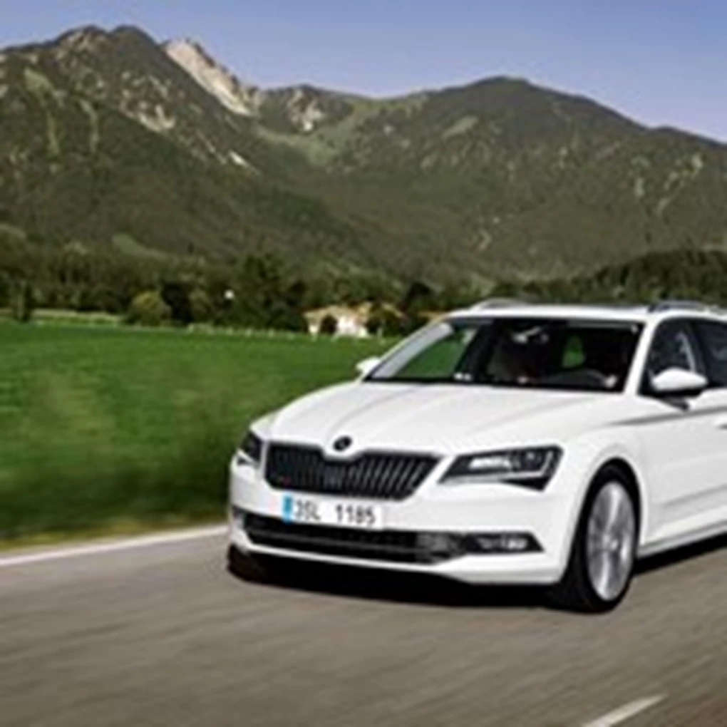 2015 Skoda Superb Estate Driving