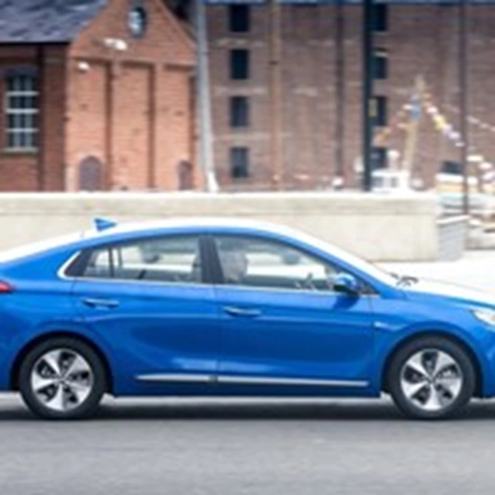 2017 Hyundai IONIQ Electric Premium SE Hatchback Side View