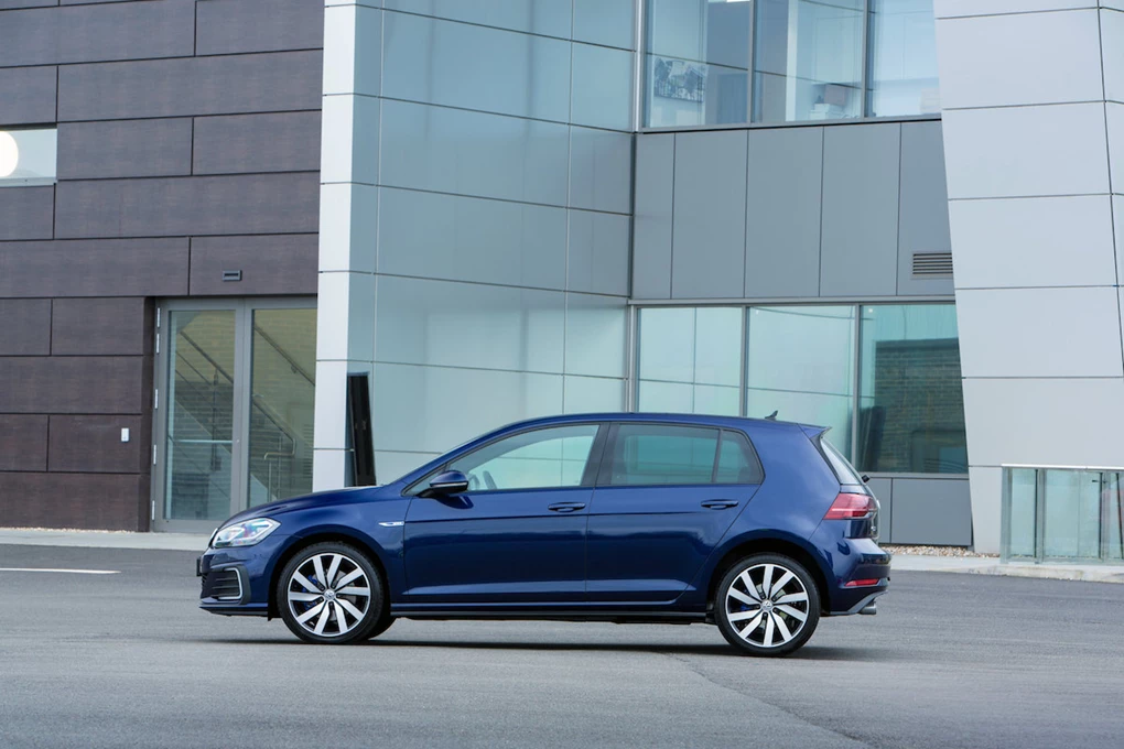 2017 Volkswagen Golf GTE hatchback