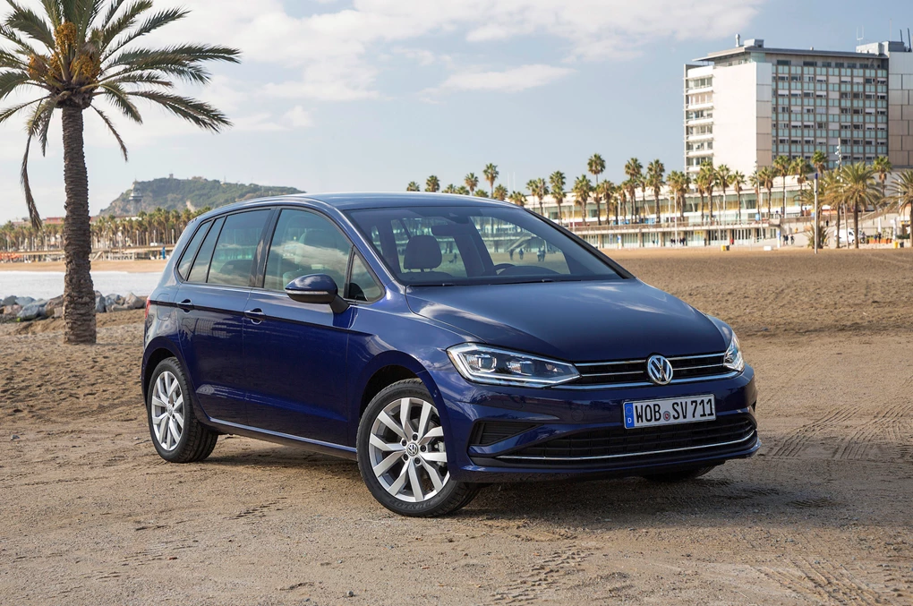 2017 Volkswagen Golf SV small MPV