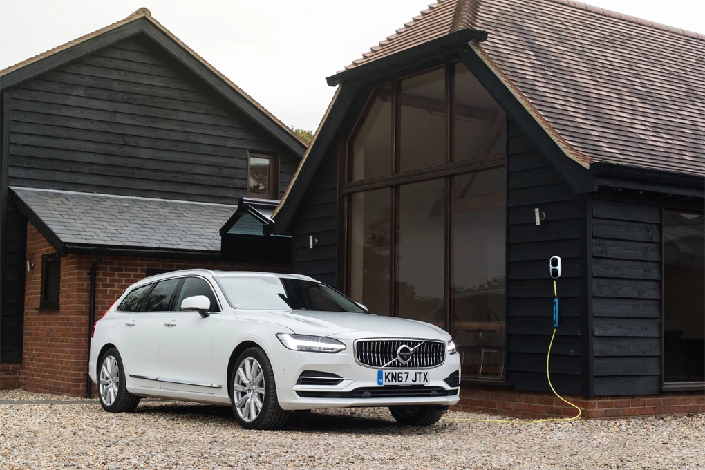 2017 Volvo V90 T8 hybrid estate