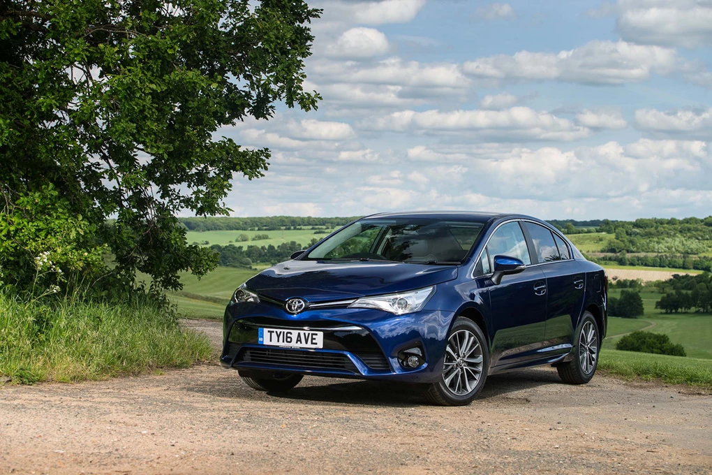 2015 Toyota Avensis saloon family saloon